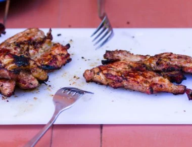 Xοιρινό κρέας: Συνδέεται με καρκίνο και κίρρωση στο συκώτι – Τι πρέπει να ξέρετε